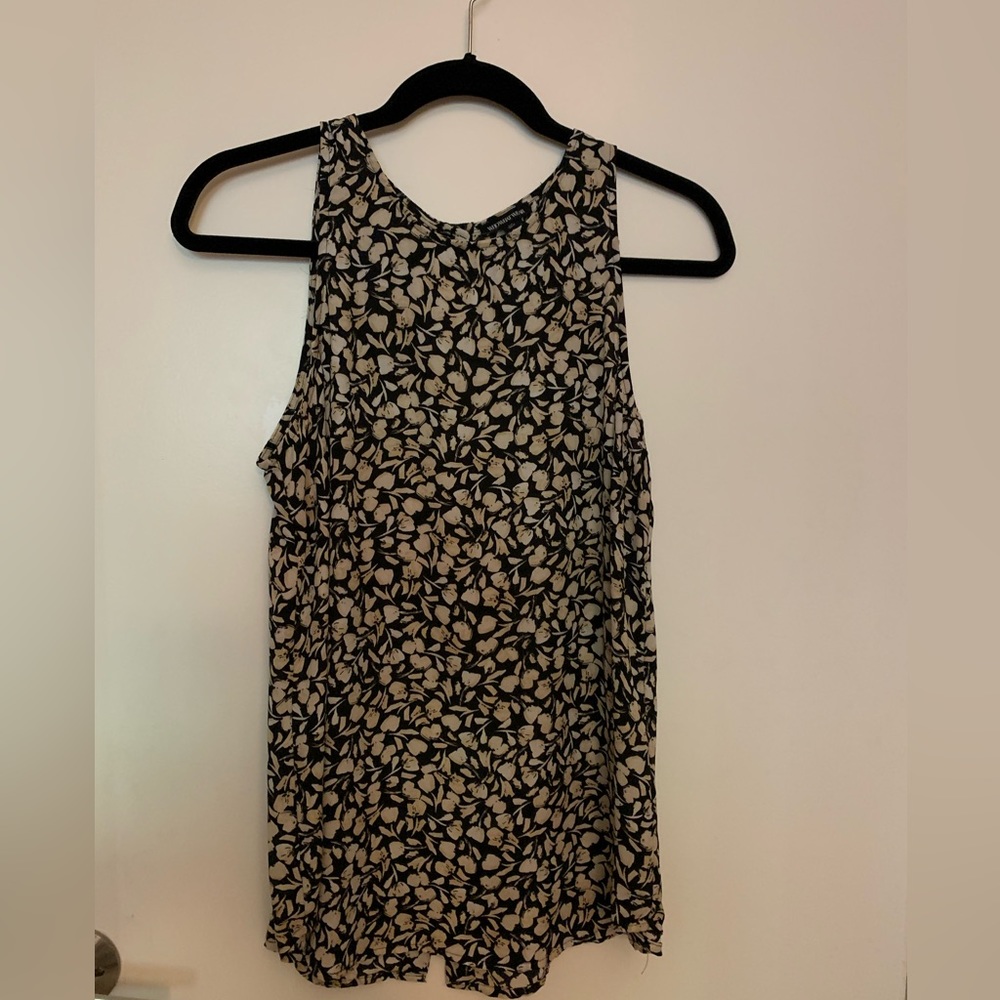 Sleeveless floral back white blouse